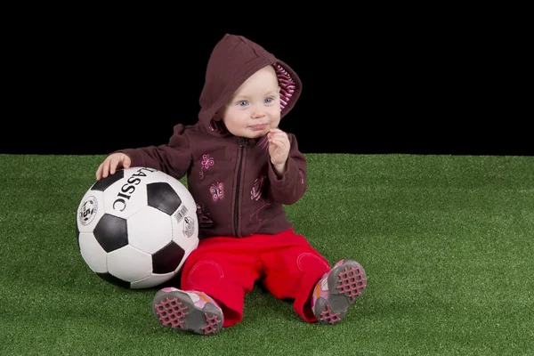 Foto mostra um bebê com um futebol — Fotografia de Stock