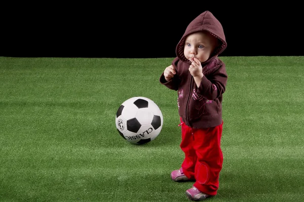 Фото показывает ребенка с мячом — стоковое фото