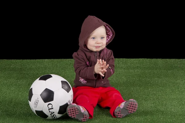 Фото показує дитину з футболом — стокове фото