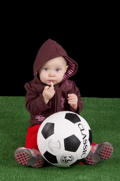 Photo montre un bébé avec un ballon de football — Photo