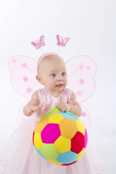 Gelukkig baby spelen met de zachte voetbal — Stockfoto