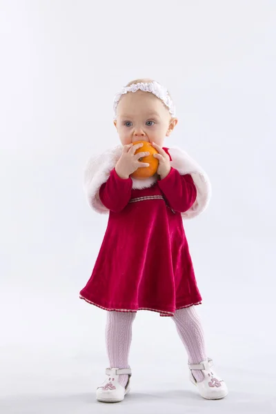 Bebê com laranja — Fotografia de Stock