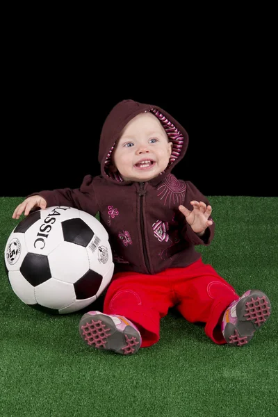 La foto mostra un bambino con un calcio — Foto Stock