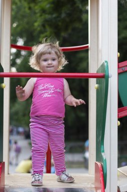 eğlenceli bir oyun olan sevimli küçük kız