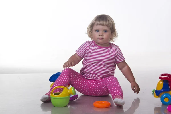 Dítě dívka hrát s hračkami — Stock fotografie