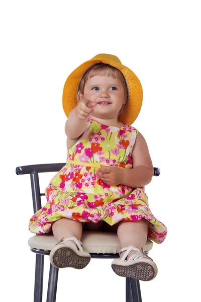 Portret van een klein meisje in de gele hoed — Stockfoto
