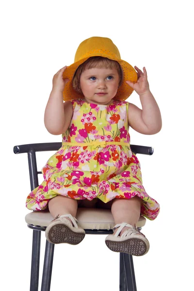 노란 모자에 작은 소녀의 초상화 — 스톡 사진