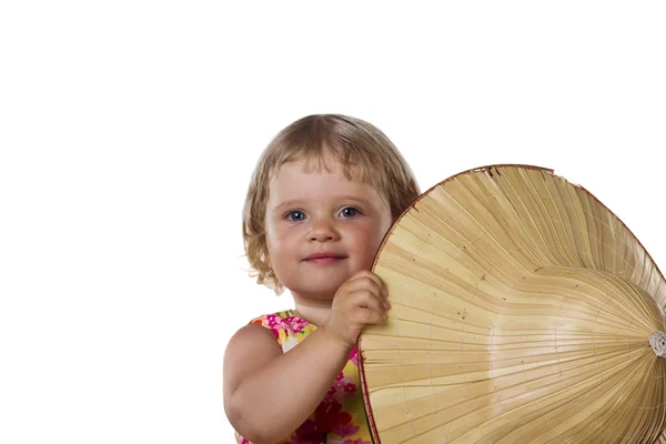 Un bambino con un cappello di paglia su sfondo bianco — Foto Stock