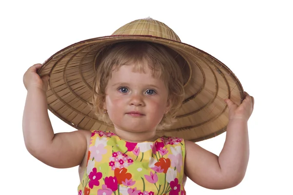 Uma criança em um chapéu de palha em um fundo branco — Fotografia de Stock