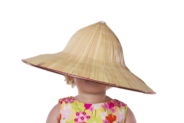 一个孩子在一顶草帽在白色背景上 — 图库照片