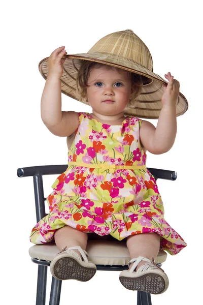 Un bambino con un cappello di paglia su sfondo bianco — Foto Stock