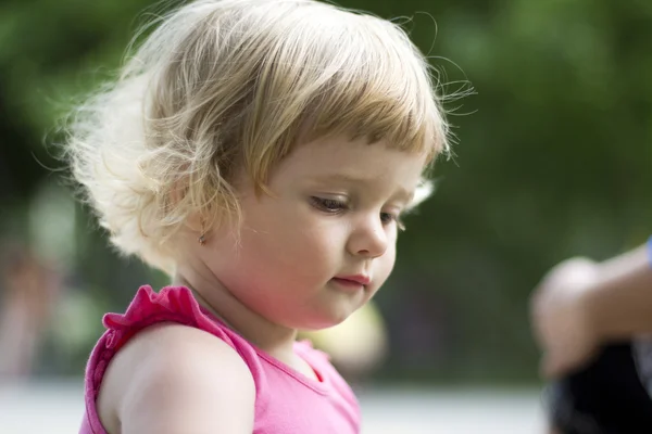 Portrait de petite fille en plein air — Photo