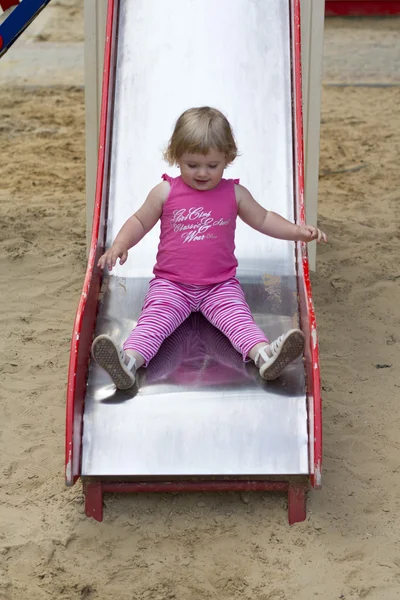 Adorabile bambina che si diverte in un parco giochi — Foto Stock