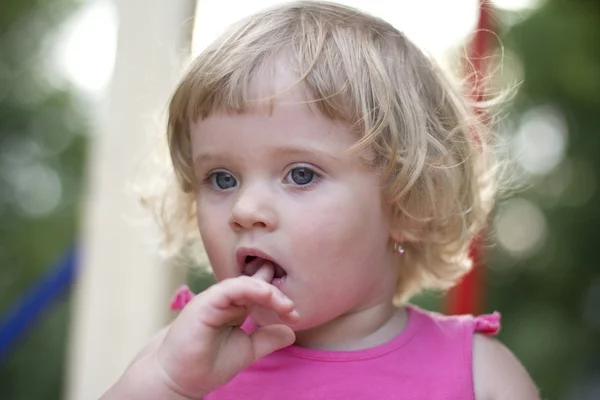 Retrato de hermosa niña feliz — Foto de Stock