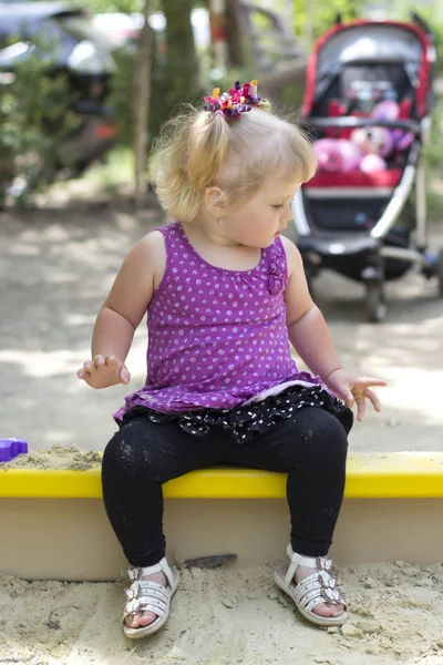 Adorable niña divirtiéndose en un patio de recreo — Foto de Stock