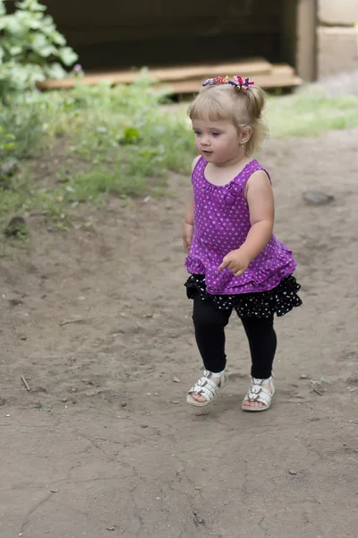 Portrait de belle petite fille heureuse — Photo