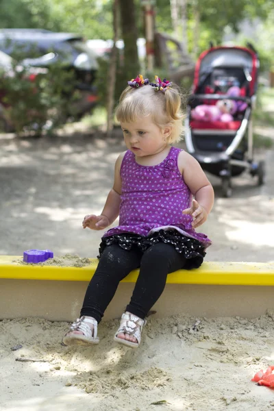 Adorabile bambina che si diverte in un parco giochi — Foto Stock