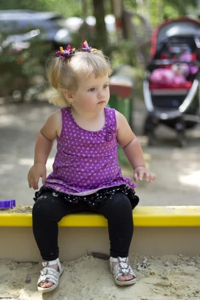 Adorable niña divirtiéndose en un patio de recreo — Foto de Stock