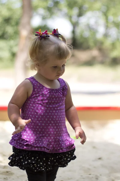 Adorable niña divirtiéndose en un patio de recreo — Foto de Stock