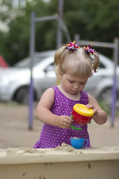 Adorable petite fille qui s'amuse sur une aire de jeux — Photo