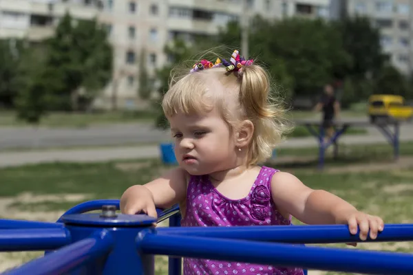Adorável menina se divertindo em um playground — Fotografia de Stock
