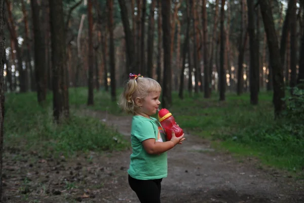 Petite fille buvant de la bouteille en plastique — Photo