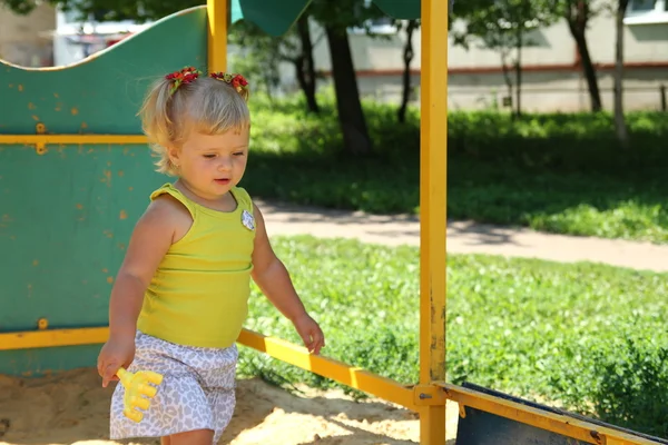 Söt liten flicka som har roligt på en lekplats — Stockfoto