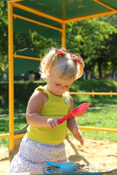 Linda niña divirtiéndose en un parque infantil — Foto de Stock