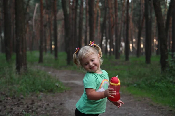 Niña bebiendo de botella de plástico —  Fotos de Stock