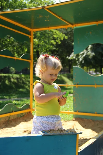 Carino bambina avendo divertimento su un parco giochi — Foto Stock