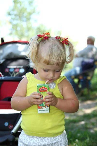 küçük kız içme suyu