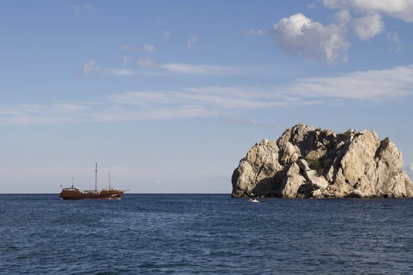 Dřevěné jachty v černém moři, Krym — Stock fotografie
