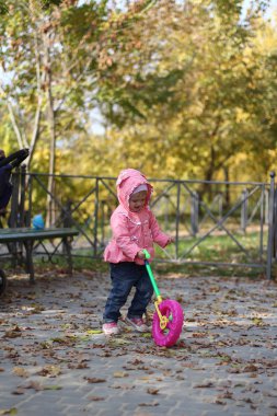 sonbahar parkta oynarken küçük kız