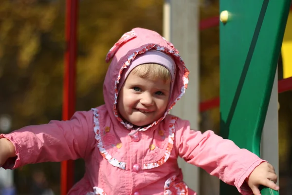 Őszi szabadban boldog kislány portréja — Stock Fotó