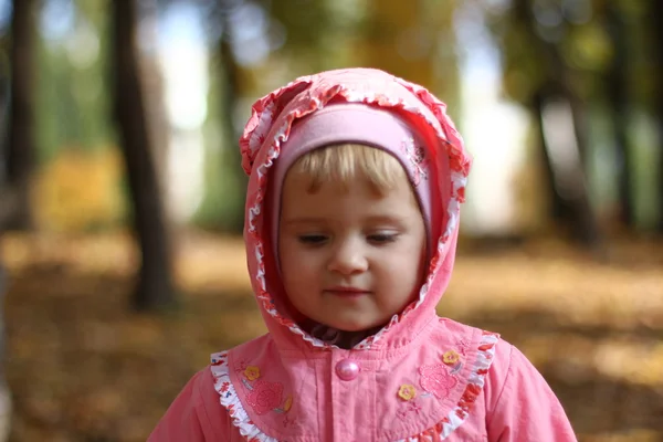 Little girl in autumn park — Stock Photo, Image