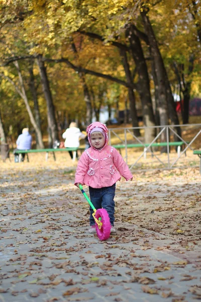 Petite fille jouant dans le parc d'automne — Photo