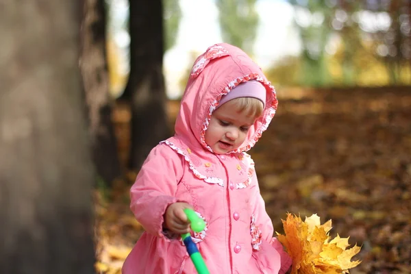 Petite fille jouant dans le parc d'automne — Photo