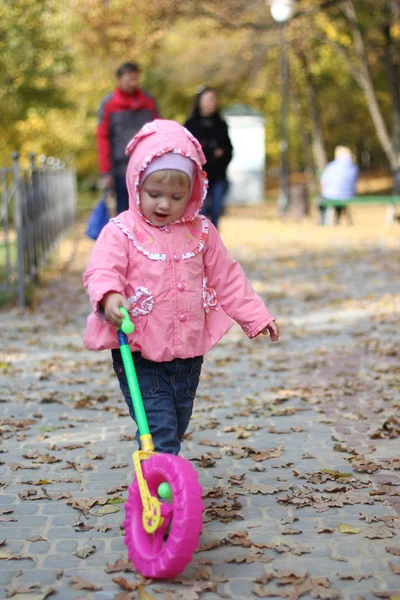 Menina brincando no parque de outono — Fotografia de Stock