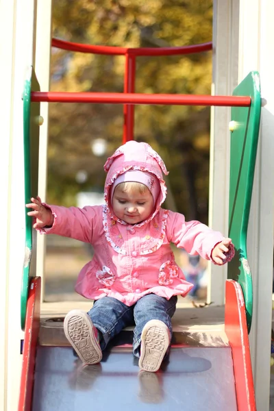 Petite fille sur l'aire de jeux — Photo