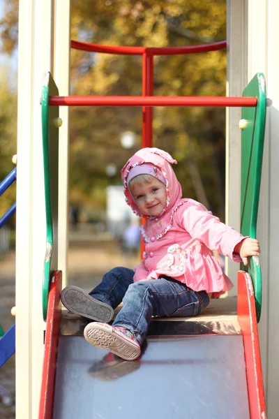 Petite fille sur l'aire de jeux — Photo