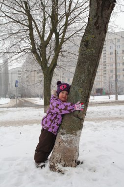 küçük kız ve ağaç gövde