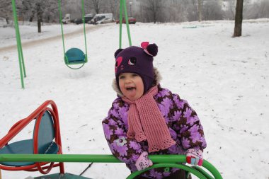 roller coaster üzerinde çocuk