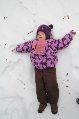 Kış parkındaki kız