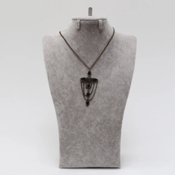 Металлическое ожерелье на манекене — стоковое фото