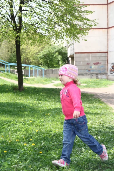 Menina no parque de primavera — Fotografia de Stock