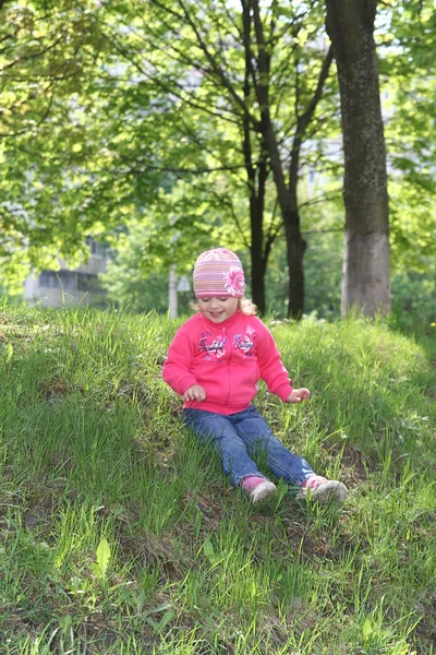 Fille au parc de printemps — Photo