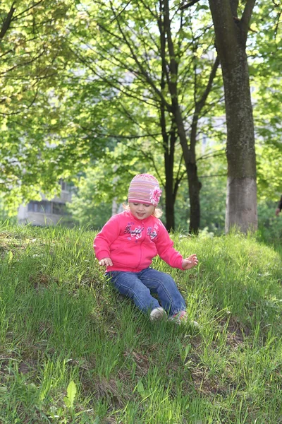 Fille au parc de printemps — Photo