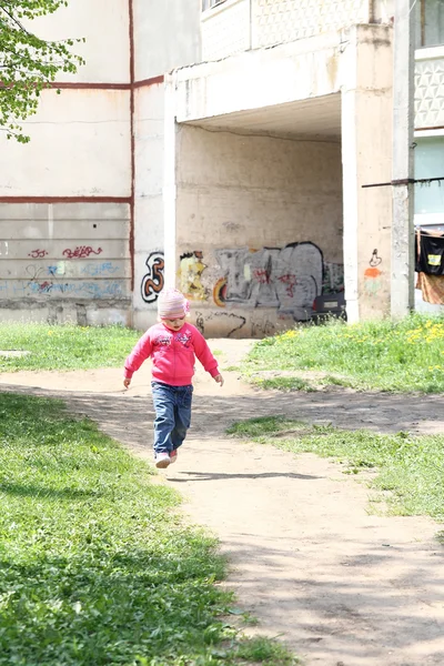 Dívka v parku na jaře — Stock fotografie