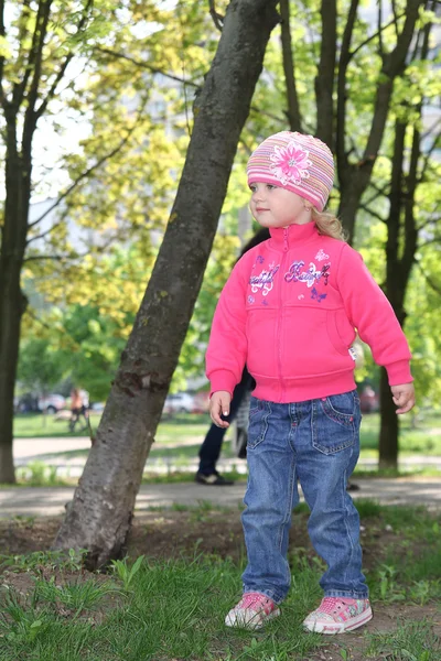 Fille au parc de printemps — Photo