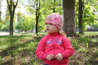 sevimli küçük kız açık havada eğleniyor